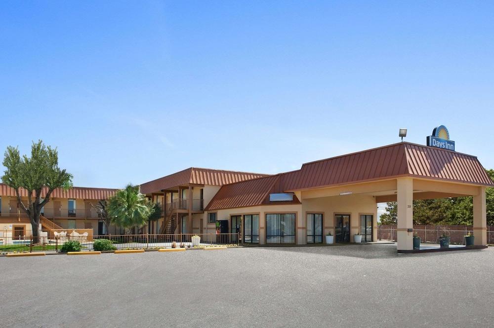 Days Inn By Wyndham Burleson Ft. Worth Buitenkant foto