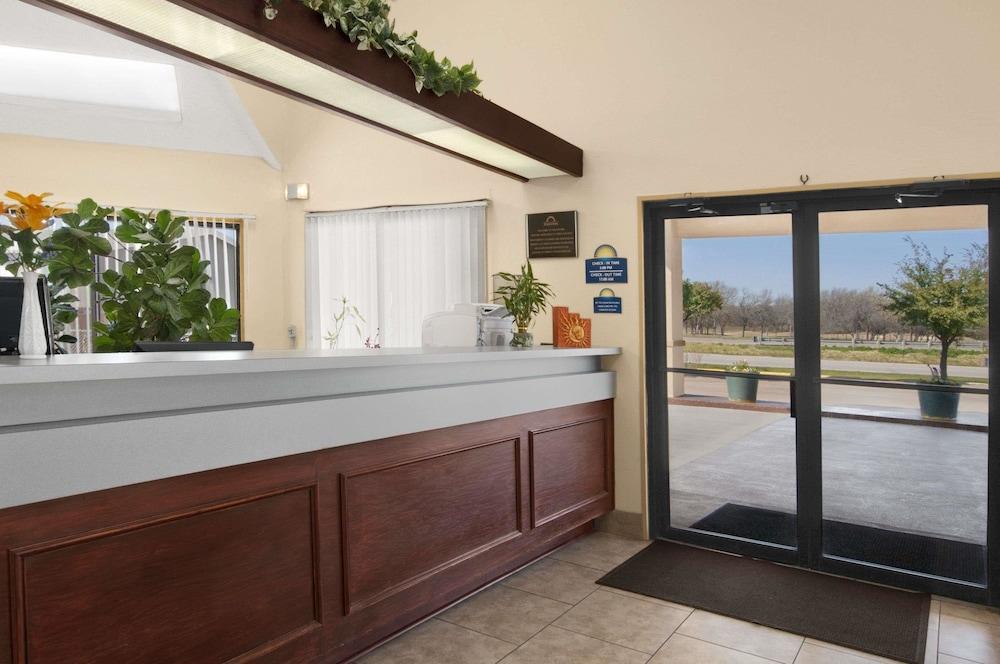 Days Inn By Wyndham Burleson Ft. Worth Buitenkant foto