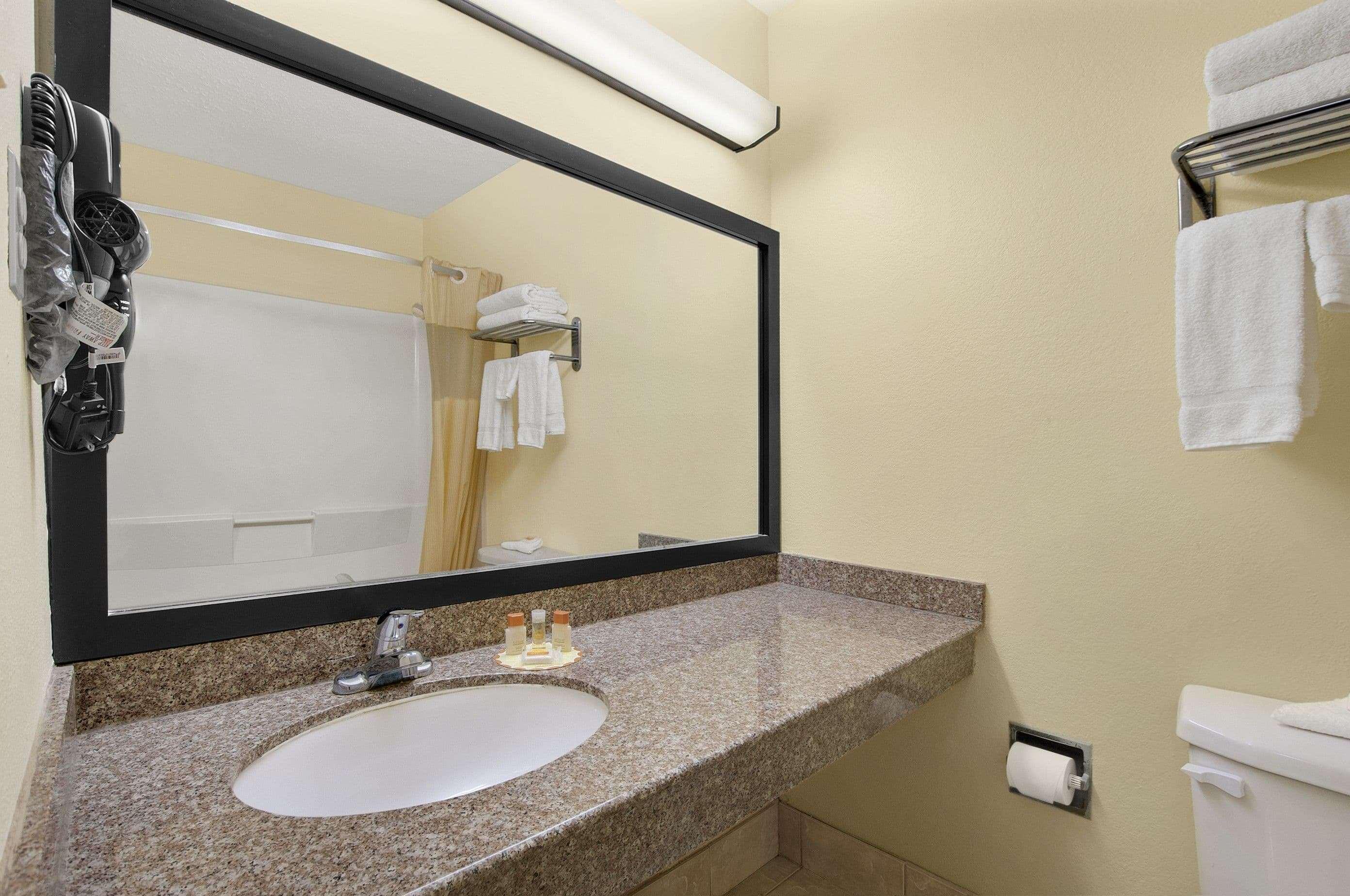 Days Inn By Wyndham Burleson Ft. Worth Buitenkant foto